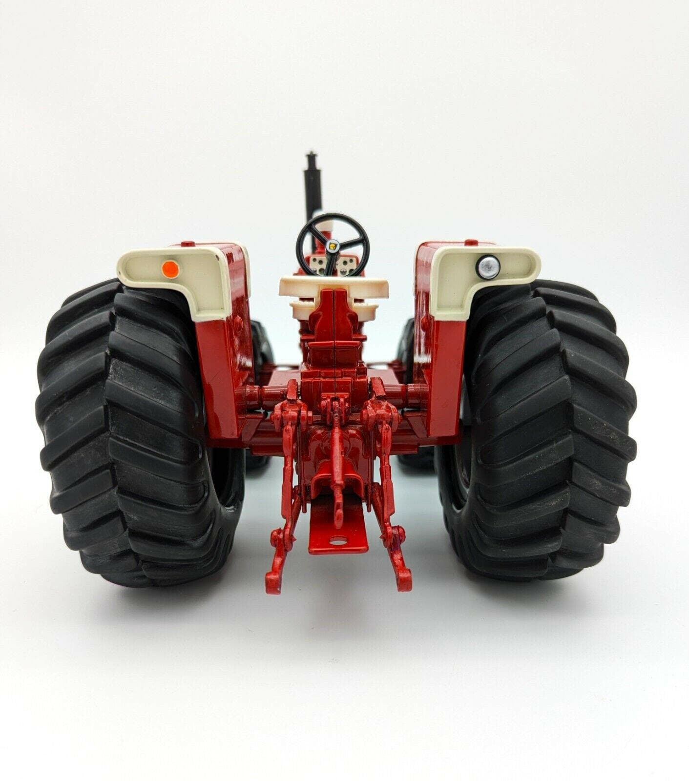 Ertl Cockshutt 2255 Custom Tractor Balloon Tires 1/16 No Box..