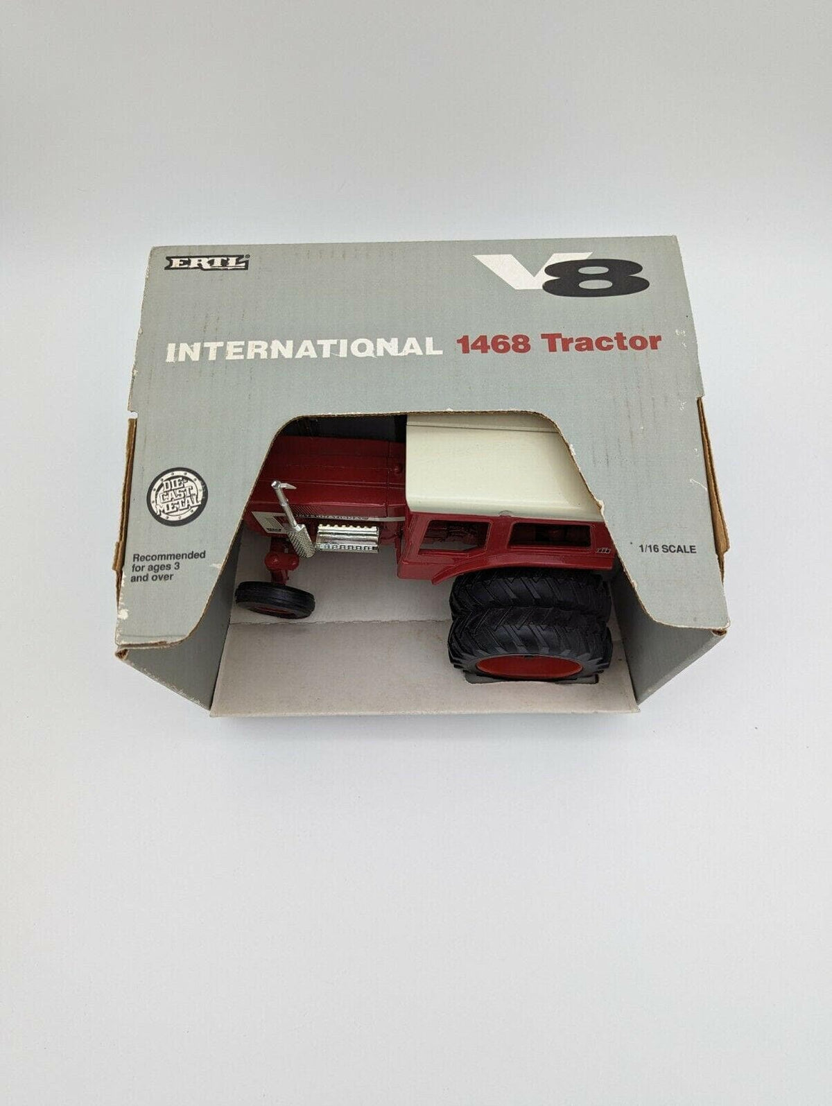 International Harvester 1468 V-8 Toy Tractor 1/16 Vintage 1993 ERTL.