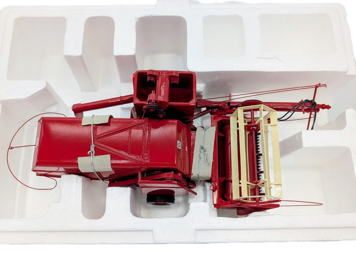 1/16 International Harvester Model 82 Pull-Type Combine.