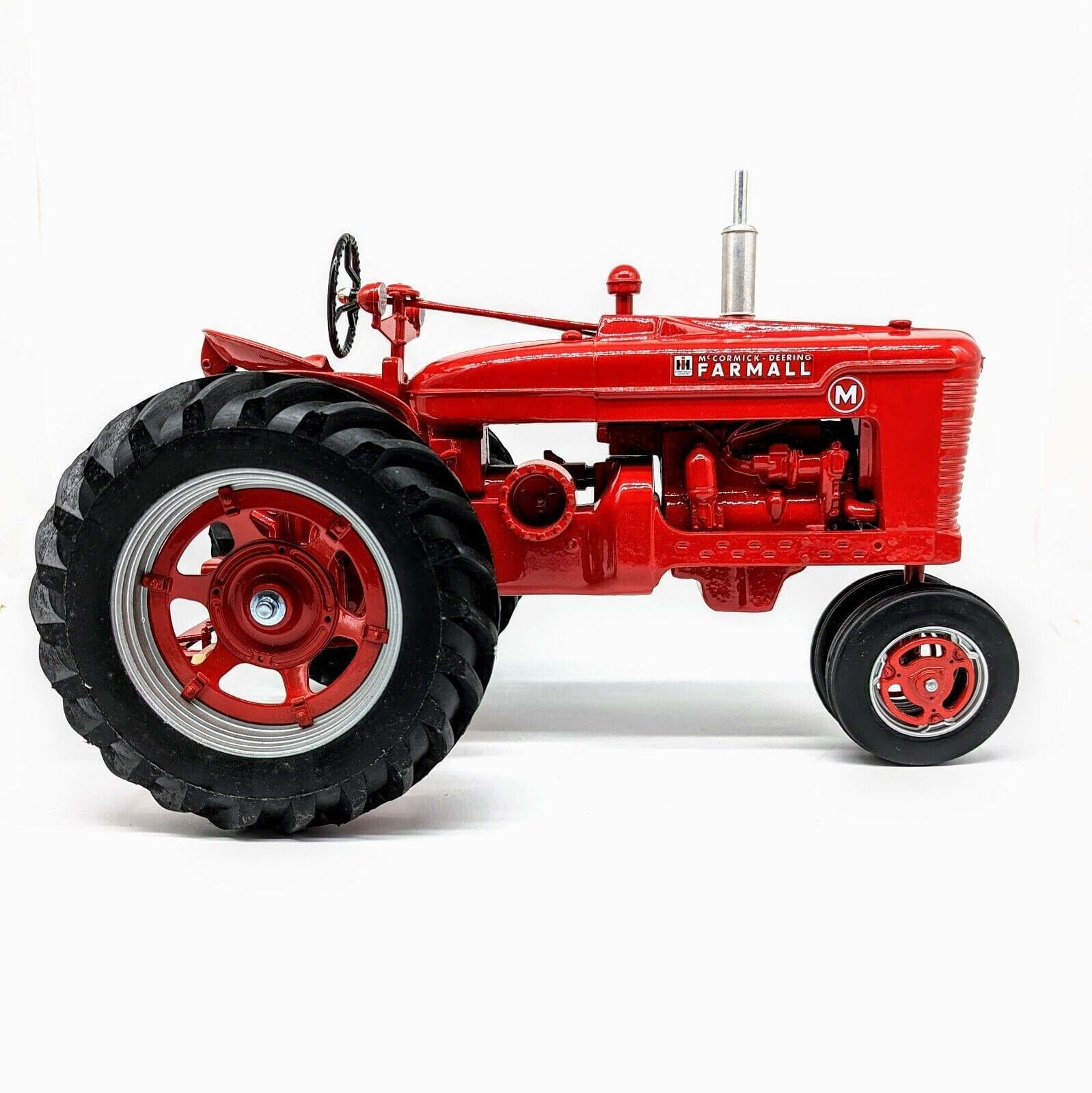 Scale Models Farmall M 1/8 Scale Die-Cast Metal Tractor with Box.