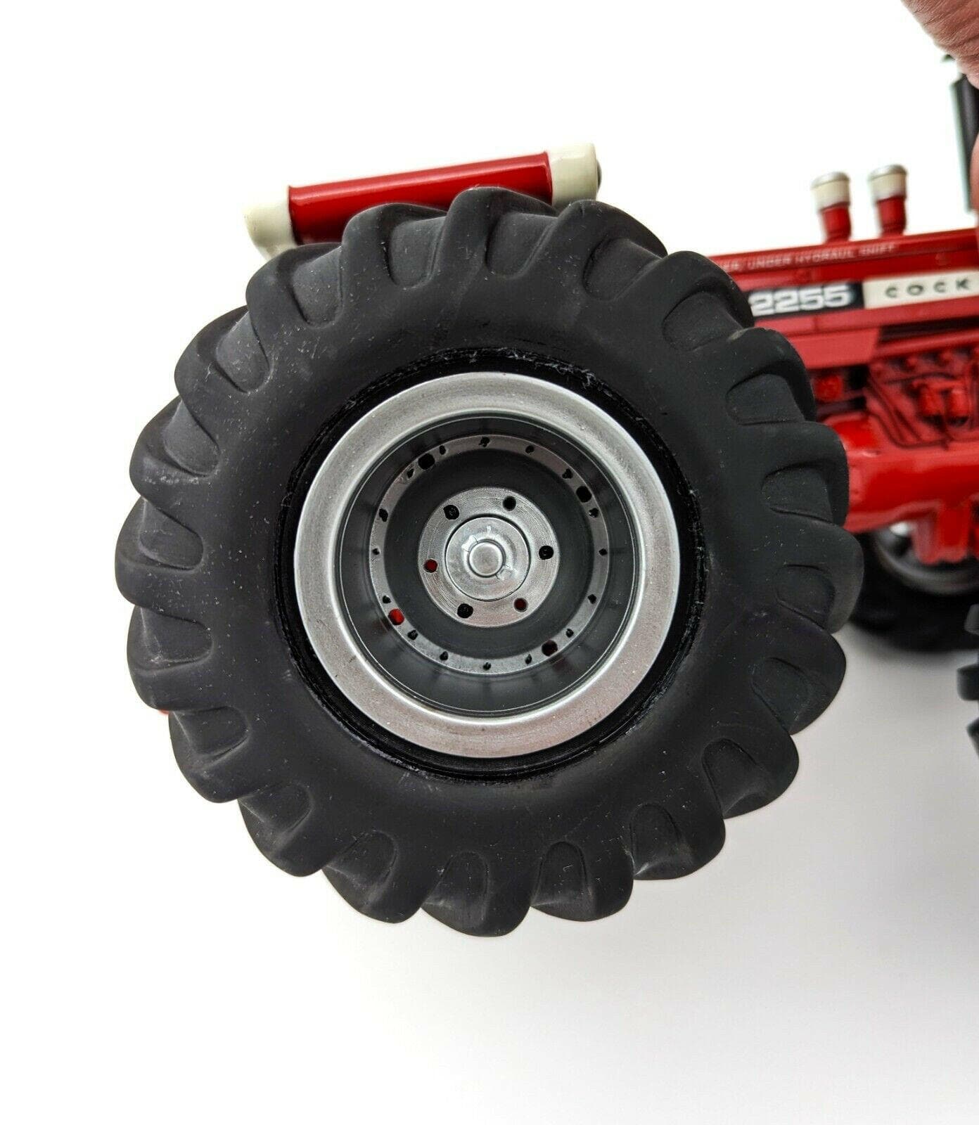 Ertl Cockshutt 2255 Custom Tractor Balloon Tires 1/16 No Box..