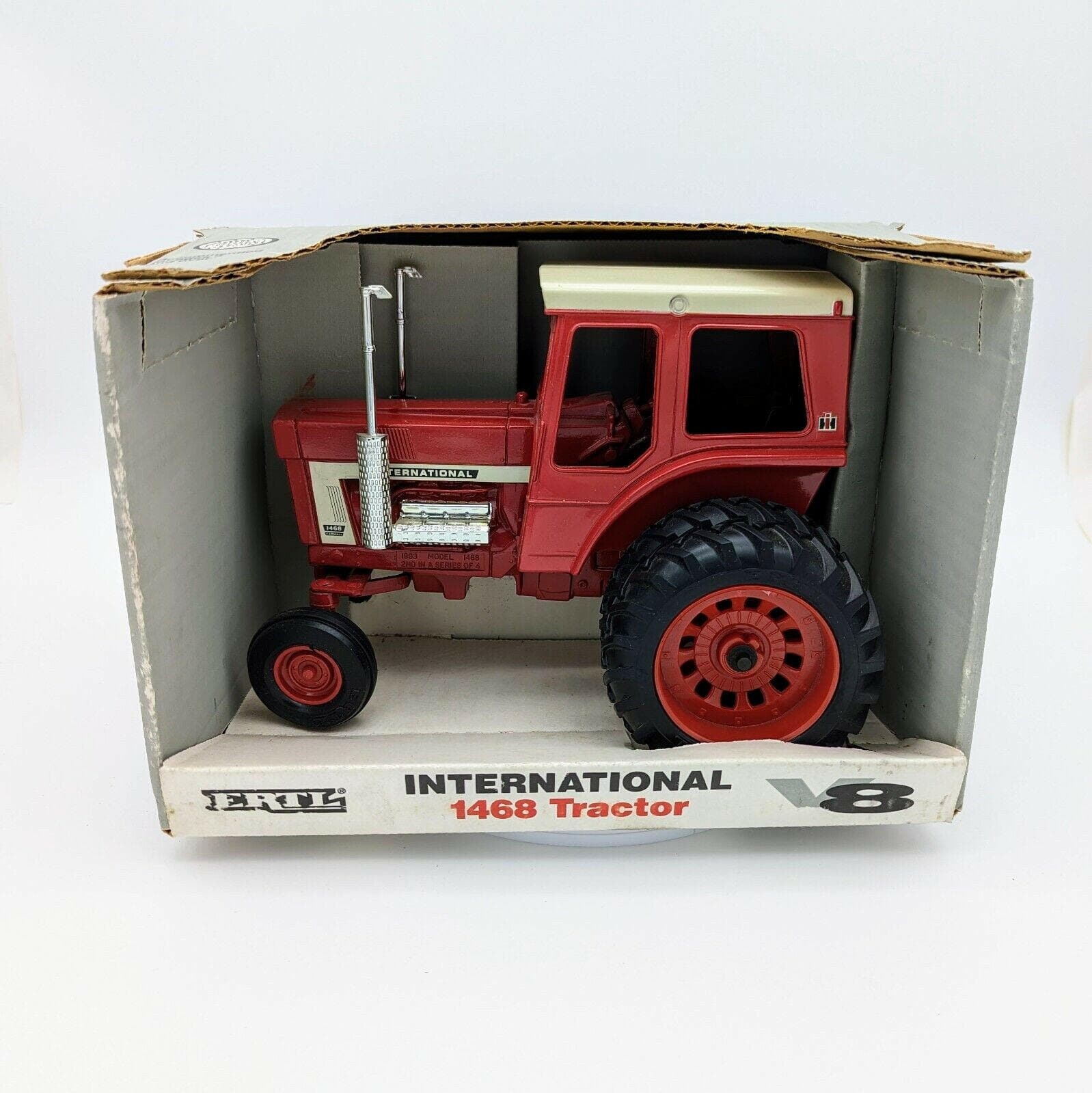 International Harvester 1468 V-8 Toy Tractor 1/16 Vintage 1993 ERTL.