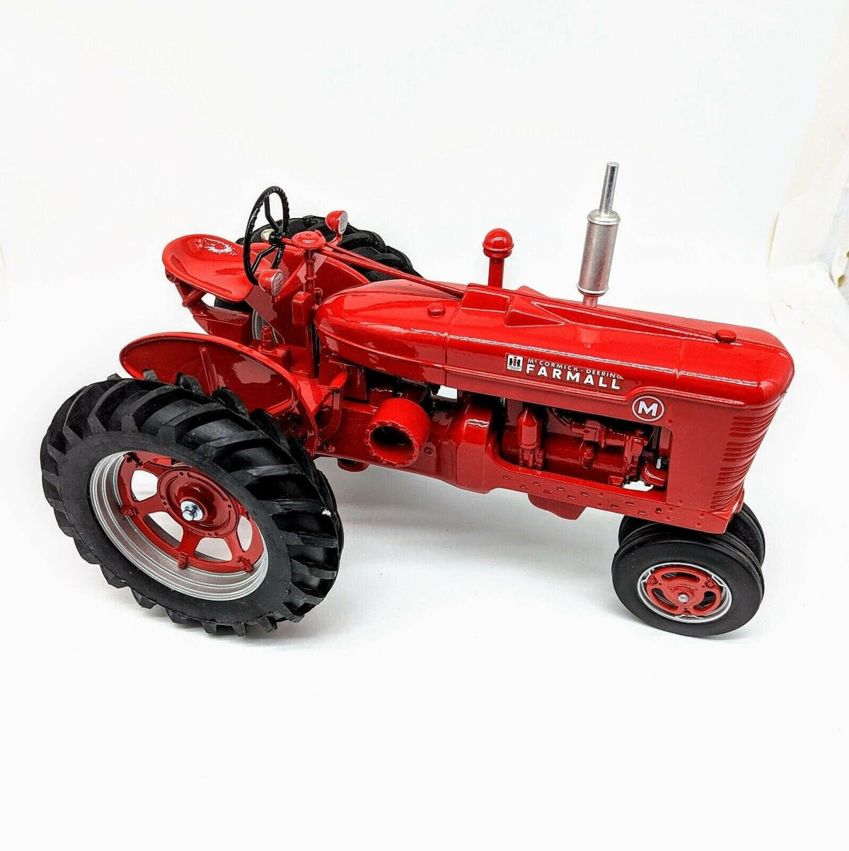 Scale Models Farmall M 1/8 Scale Die-Cast Metal Tractor with Box.