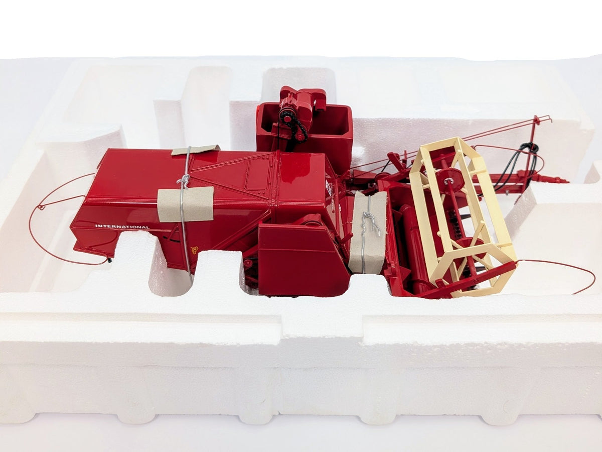 1/16 International Harvester Model 82 Pull-Type Combine.
