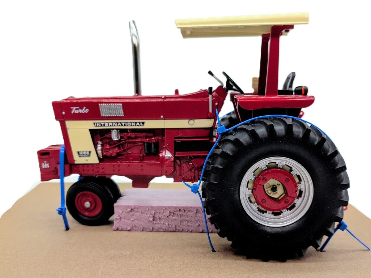 1/16 Custom International Harvester 1066 Narrow Front - Farm Toy