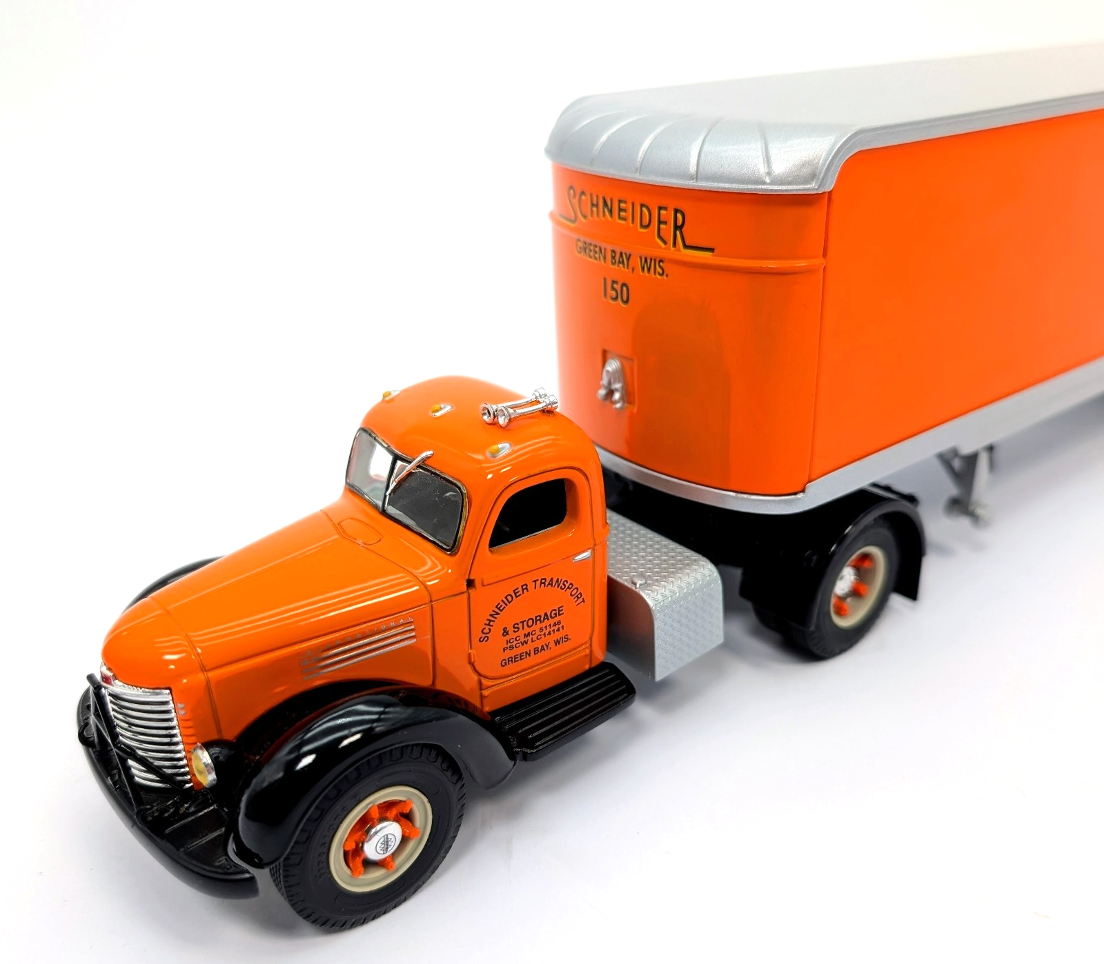1/34 KB-10 International Schneider Green Wisconsin Bay Tractor Trailer.