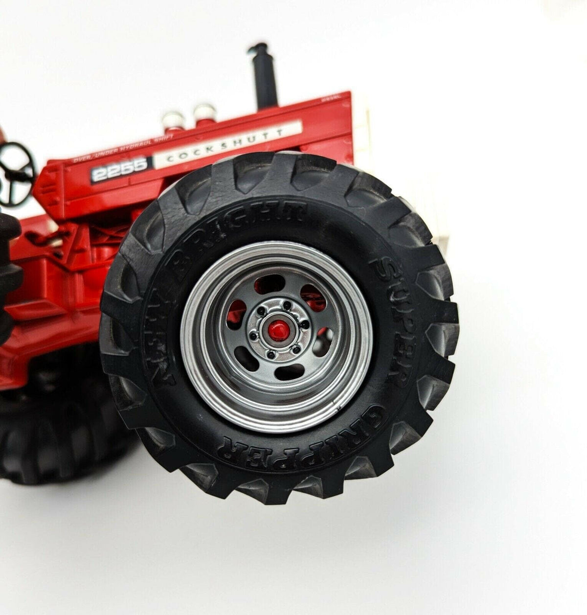 Ertl Cockshutt 2255 Custom Tractor Balloon Tires 1/16 No Box..