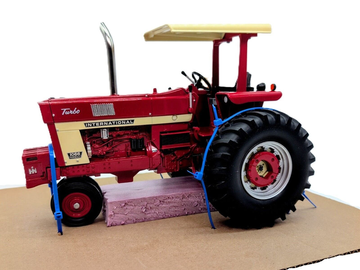 1/16 Custom International Harvester 1066 Narrow Front - Farm Toy