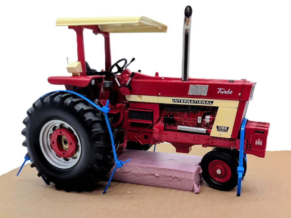 1/16 Custom International Harvester 1066 Narrow Front - Farm Toy