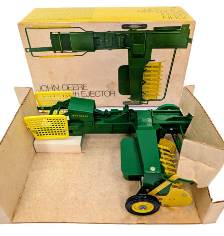 1/16 John Deere Ice Cream Box Baler w/ Ejector.